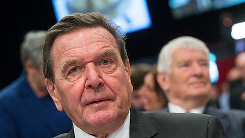 Alt-Bundeskanzler Gerhard Schröder und Otto Schily beim Bundesparteitag der Sozialdemokratischen Partei Deutschlands in Berlin.