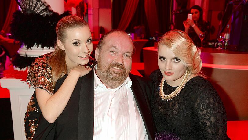 Hahn im Korb: der Figaro und seine Töchter Natalie (l.) und Maxyne. Hahn im Korb: der Figaro und seine Töchter Natalie (l.) und Maxyne.