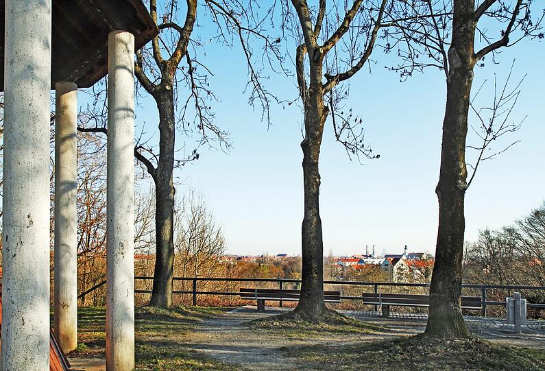Der dritte Schuttberg: Mit einer offiziellen Steigung von 23 Prozent ist der Hangweg an der Plinganserstraße der steilste Weg der Stadt. Der Neuhofener Berg, auf dem man dann die Aussicht wirken lassen kann, ist neben dem Luitpoldhügel und dem Olympiaberg der dritte große Schuttberg der Stadt. Und trotzdem kennen ihn die wenigstens &ndash; zu Unrecht.