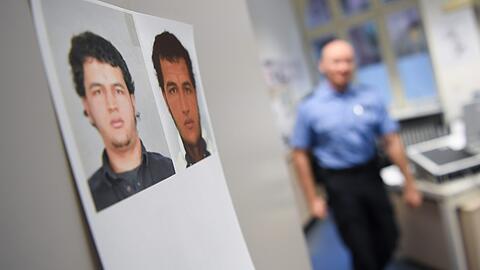 Am Tag nach dem Anschlag hängen Fahndungsfotos von Amri in einer Polizeiwache. Heute weiß man: Der Tunesier (25) war den Behörden wohlbekannt.
