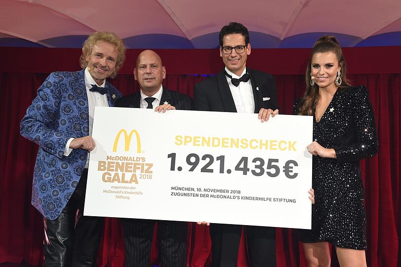 Feierliche Scheckübergabe: Thomas Gottschalk, Holger Beeck (Vorstandsvorsitzender und Präsident McDonald's Deutschland LLC), Adrian Köstler (Vorstand der McDonald's Kinderhilfe Stiftung, v.l.) und Laura Wontorra.