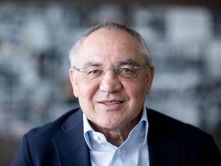 Der ehemalige Bundesliga-Fußballtrainer, Felix Magath, blickt in die Kamera des Fotografen. Foto: Kay Nietfeld/dpa/Archivbild