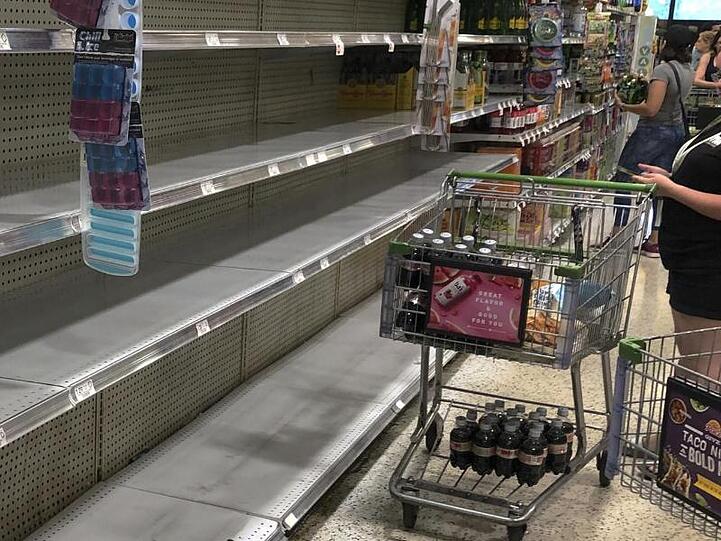 Leere Regale in einem Supermarkt: Der Gouverneur von Florida hat den Notstand ausgerufen.