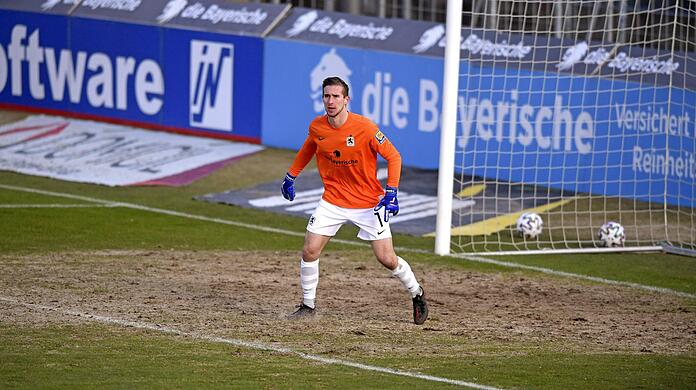 Vor allem in den Strafräumen ist der Platz im Grünwalder Stadion in ganz schlechtem Zustand.