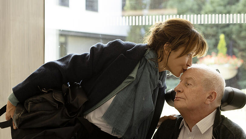 Sophie Marceau und André Dussolier im Sterbehilfedrama "Tout s'est bien passé - Alles ist gut verlaufen" von François Ozon