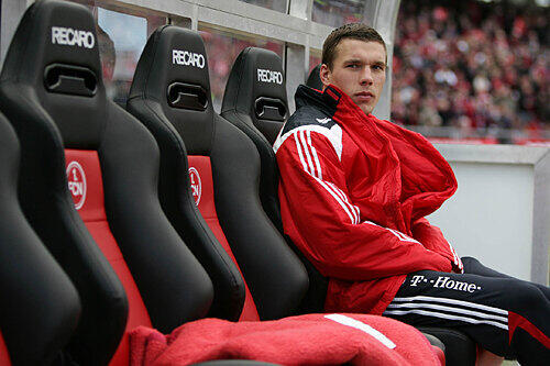 Das mag er nicht mehr länger hinnehmen &ndash; viel lieber will er von Beginn an spielen: Ein nachdenklicher Lukas Podolski auf der Bayern-Bank.