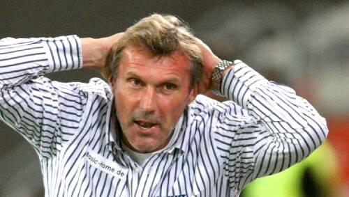Muss sich vor wütenden fans schützen: Rudi Bommer. Muss sich vor wütenden fans schützen: Rudi Bommer.