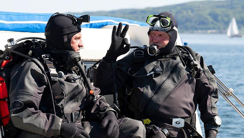 Drehstart zu "WaPo Bodensee: Unter Druck" in Spielfilml&auml;nge: Paul Schott (Tim Wilde) und Robert Marquardt (Peter Trabner, r.) lassen sich ins Wasser fallen.