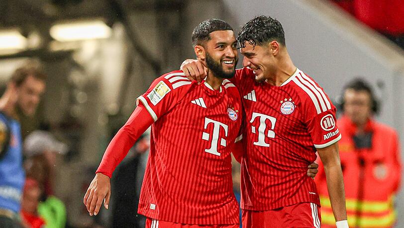 Starkes Bundesliga-Debüt! Aleksandar Pavlovic (r.) herzt Bayern-Neuzugang Ismael Saibari, der ihm seinen Treffer vorbereitet hatte. Starkes Bundesliga-Debüt! Aleksandar Pavlovic (r.) herzt Bayern-Neuzugang Ismael Saibari, der ihm seinen Treffer vorbereitet hatte.