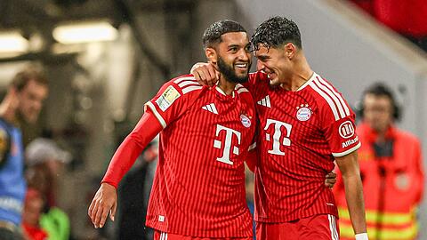 Starkes Bundesliga-Deb&uuml;t! Aleksandar Pavlovic (r.) herzt Bayern-Neuzugang Ismael Saibari, der ihm seinen Treffer vorbereitet hatte.