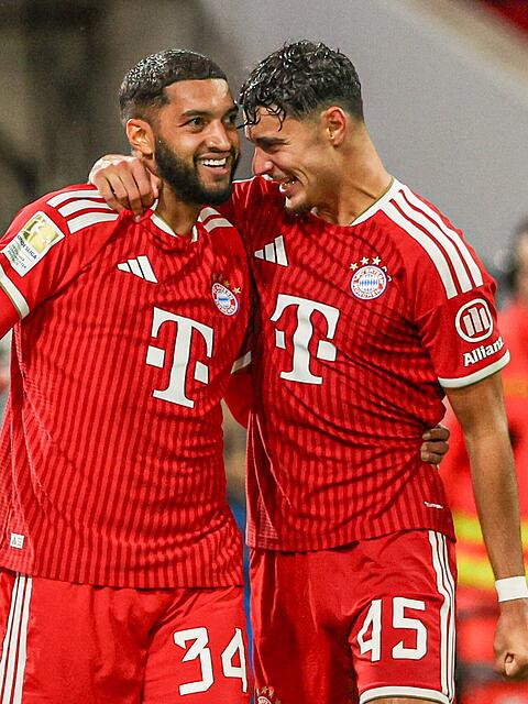 Starkes Bundesliga-Deb&uuml;t! Aleksandar Pavlovic (r.) herzt Bayern-Neuzugang Ismael Saibari, der ihm seinen Treffer vorbereitet hatte.