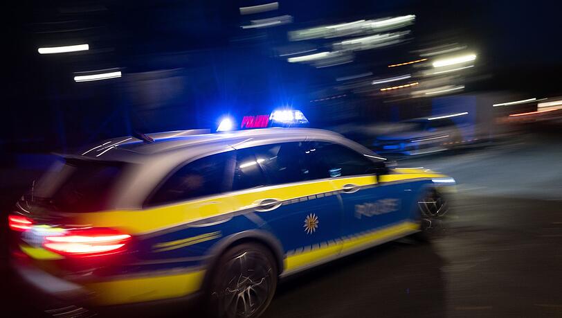 Die Polizei verfolgte den Motorradfahrer durch ein Industriegebiet. (Symbolbild)