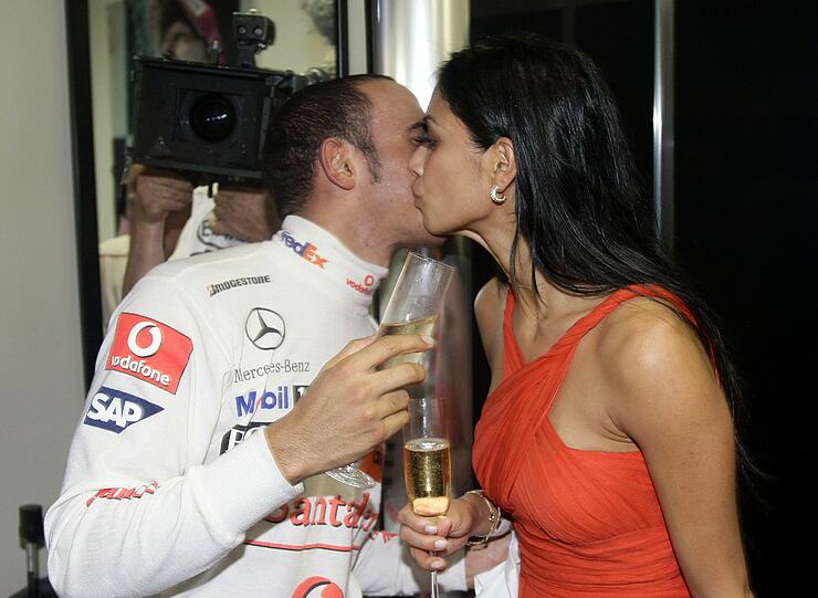 Küsschen für den schnellen Freund: Nicole Scherzinger und Lewis Hamilton