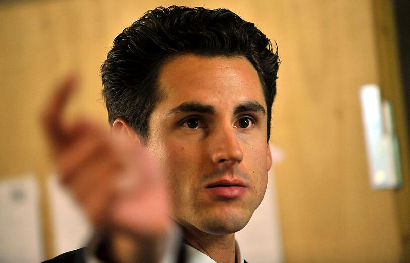 Entschuldigt sich am ersten Prozesstag in München bei Eric Lux: Formel-1-Fahrer Adrian Sutil. Im April 2011 hatte er dem Rennstall-Besitzer von Lotus/Renault in einer Disco in Schanghai mit einem Champagner-Glas am Hals verletzt.