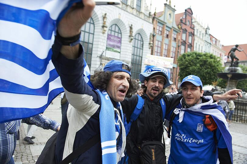 Hier kommen die Fans: Deutsche und griechische Anhänger feiern in Danzig.