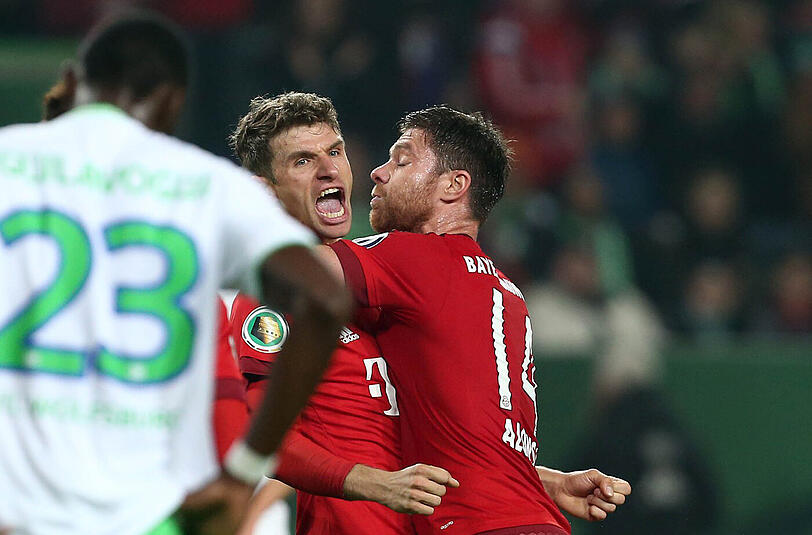 XABI ALONSO, NOTE 3: Hatte beim 1:4 in der Vorsaison an gleicher Stelle ein Fiasko erlebt, als er bei Wolfsburgs Sturmlauf völlig entblößt wurde. Diesmal nie in solch großer Bedrängnis, aber mit einigen Fehlpässen.