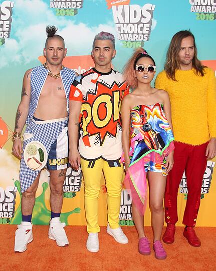 Der Musiker Joe Jonas kam mit seiner Band.