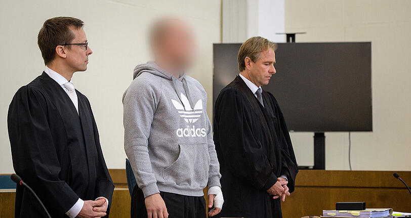 Der wegen des Mordes seiner Freundin angeklagte Dominik R. (m.) am Dienstag im Passauer Landgericht zwischen seinen Rechtsanwälten Thomas Krimmel (r.) und Holm Putzke.