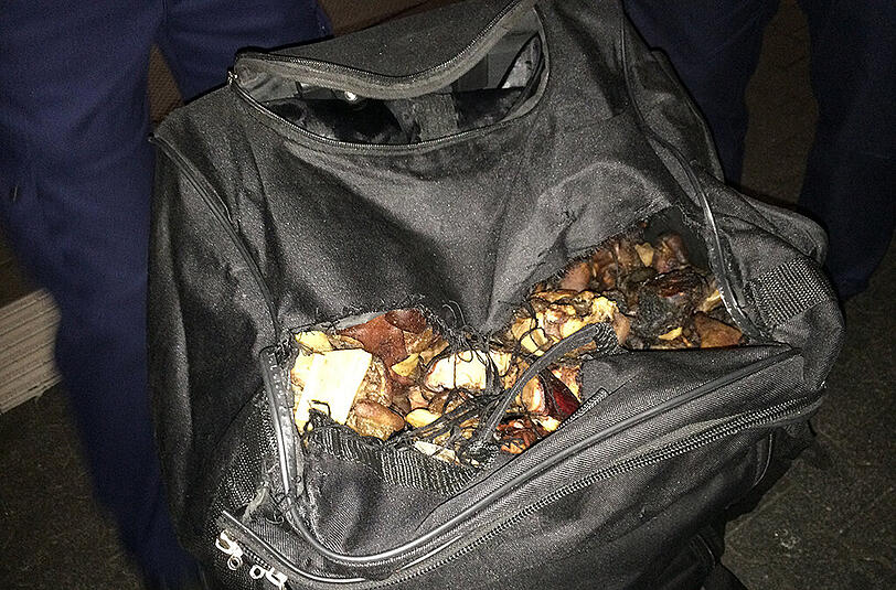 Nach einiger Zeit konnten die Gepäckstücke einer Frau zugeordnet werden. Sie durfte ihre Weiterreise mit den Taschen fortsetzen.