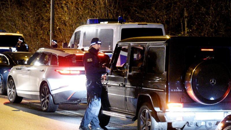 Polizeibeamte kontrollieren bei einer Hochzeitsfeier zweier Familienclans Fahrzeuge - die meisten aus der Luxusklasse. Polizeibeamte kontrollieren bei einer Hochzeitsfeier zweier Familienclans Fahrzeuge - die meisten aus der Luxusklasse.