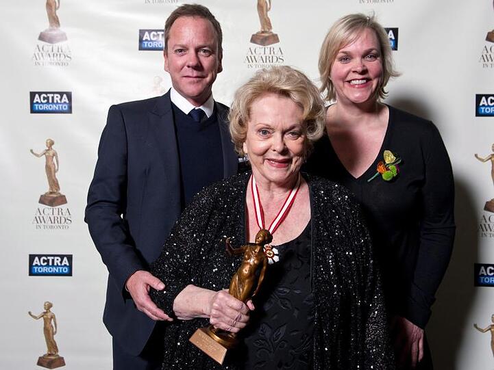 Shirley Douglas mit ihren Kindern Kiefer und Rachel Sutherland.
