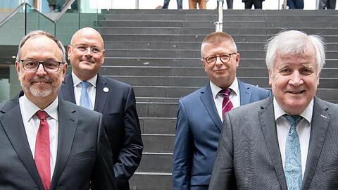 Die Sicherheit der Bundestagswahl im September ist nicht in Gefahr - das ist die gemeinsame Botschaft von CSU-Innenminister Horst Seehofer, Thomas Haldenwang, Präsident des Bundesamts für Verfassungsschutz, Arne Schönbohm, Präsident des Bundesamtes für Sicherheit in der Informationstechnik, und Georg Thiel, Präsident des Statistischen Bundesamtes und Bundeswahlleiter (von links nach rechts).