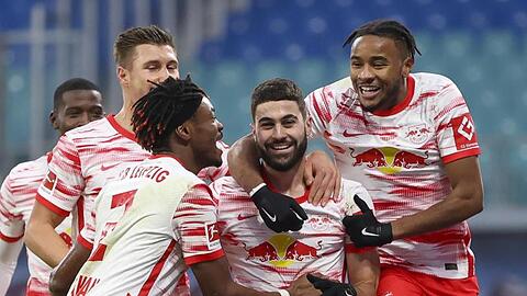 Die Leipziger Spieler bejubeln den Treffer von Josko Gvardiol (2.v.r.) zum 1:0.