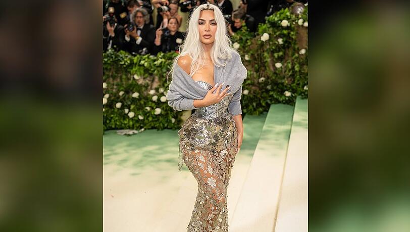 Für die Met Gala 2024 legte Kim Kardashian ebenfalls ein enges Korsett an.