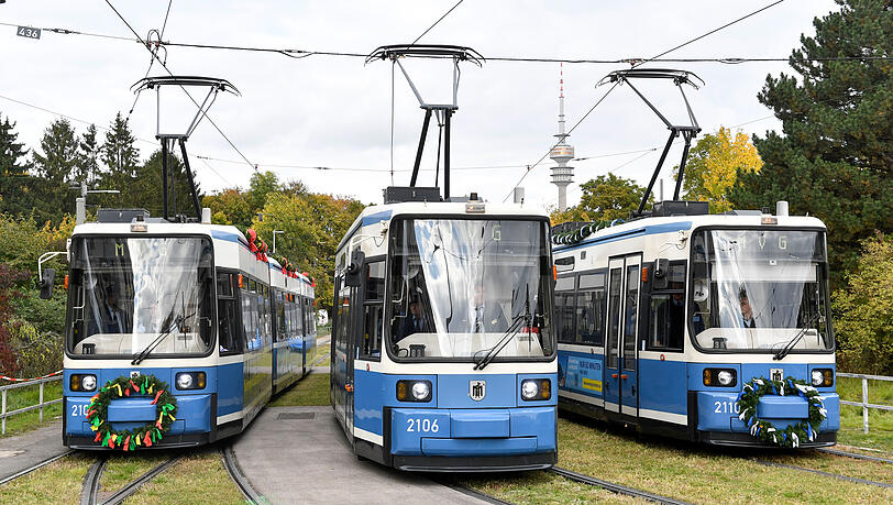 Abschiedsfahrt der Trams vom Typ R2.2a. Für die Trambahn-Fans kamen an der Ackermannschelife in Schwabing alle drei Züge zusammen. Abschiedsfahrt der Trams vom Typ R2.2a. Für die Trambahn-Fans kamen an der Ackermannschelife in Schwabing alle drei Züge zusammen.