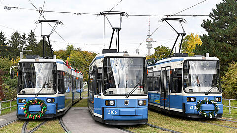 Abschiedsfahrt der Trams vom Typ R2.2a. Für die Trambahn-Fans kamen an der  Ackermannschelife in Schwabing alle drei Züge zusammen.