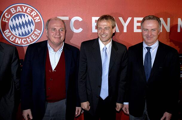 Gute Miene zum bösen Spiel? Bei der Vorstellung von Jürgen Klinsmann (Mitte) als neuer Bayern-Trainer ab der Saison 2008/2009 lächelt Manager Uli Hoeneß (li.) zwar, doch der Ex-Bundestrainer kam auf Wunsch vom Vorstandsvorsitzenden Karl Heinz Rummenigge (r.). Gute Miene zum bösen Spiel? Bei der Vorstellung von Jürgen Klinsmann (Mitte) als neuer Bayern-Trainer ab der Saison 2008/2009 lächelt Manager Uli Hoeneß (li.) zwar, doch der Ex-Bundestrainer kam auf Wunsch vom Vorstandsvorsitzenden Karl Heinz Rummenigge (r.).