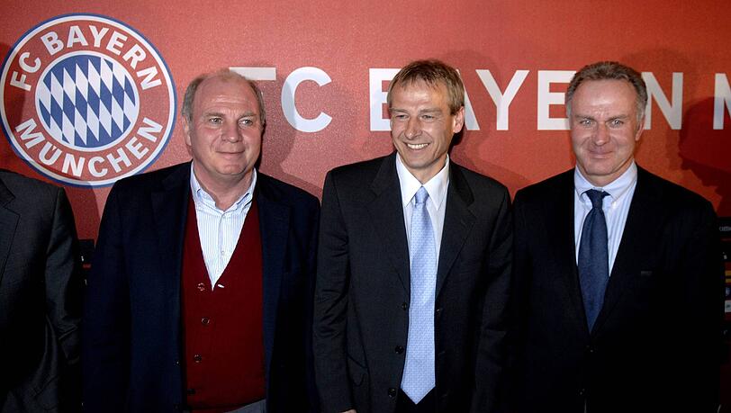 Gute Miene zum bösen Spiel? Bei der Vorstellung von Jürgen Klinsmann (Mitte) als neuer Bayern-Trainer ab der Saison 2008/2009 lächelt Manager Uli Hoeneß (li.) zwar, doch der Ex-Bundestrainer kam auf Wunsch vom Vorstandsvorsitzenden Karl Heinz Rummenigge (r.). Gute Miene zum bösen Spiel? Bei der Vorstellung von Jürgen Klinsmann (Mitte) als neuer Bayern-Trainer ab der Saison 2008/2009 lächelt Manager Uli Hoeneß (li.) zwar, doch der Ex-Bundestrainer kam auf Wunsch vom Vorstandsvorsitzenden Karl Heinz Rummenigge (r.).