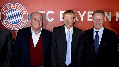 Gute Miene zum bösen Spiel? Bei der Vorstellung von Jürgen Klinsmann (Mitte) als neuer Bayern-Trainer ab der Saison 2008/2009 lächelt Manager Uli Hoeneß (li.) zwar, doch der Ex-Bundestrainer kam auf Wunsch vom Vorstandsvorsitzenden Karl Heinz Rummenigge (r.).