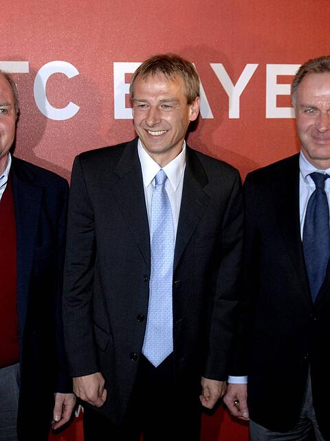 Gute Miene zum bösen Spiel? Bei der Vorstellung von Jürgen Klinsmann (Mitte) als neuer Bayern-Trainer ab der Saison 2008/2009 lächelt Manager Uli Hoeneß (li.) zwar, doch der Ex-Bundestrainer kam auf Wunsch vom Vorstandsvorsitzenden Karl Heinz Rummenigge (r.).