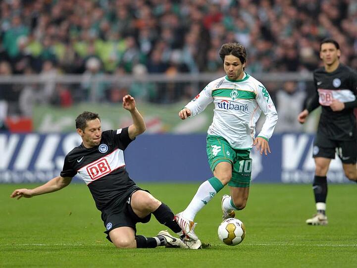 Voller Einsatz: Herthas Dardei gegen Bremens Diego (r.).
