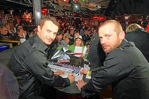 Ein bisschen Wehmut war dabei: Petr Fical (links, mit Björn Barta) verabschiedete sich gestern nach sieben Jahren im Tiger-Trikot von seinen Nürnberger Fans.