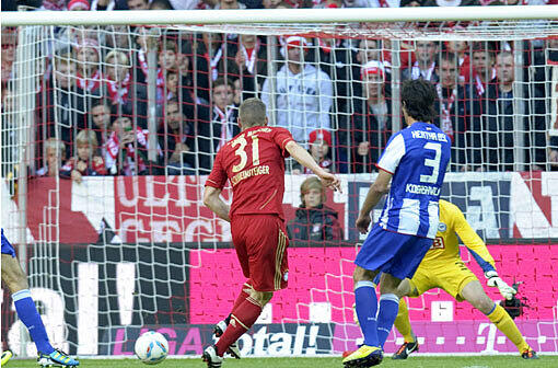 15. Oktober, 15:43 Uhr, Bastian Schweinsteiger: Ein herrlicher Schuss des Nationalspielers führt zum hochverdienten 3:0.