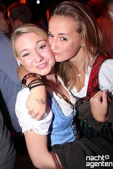 An der Hackerbrücke heißt es auch am Samstag "16 Tage Wiesn - 16 Tage Neuraum". Mehr Bilder unter: www.nachtagenten.de.