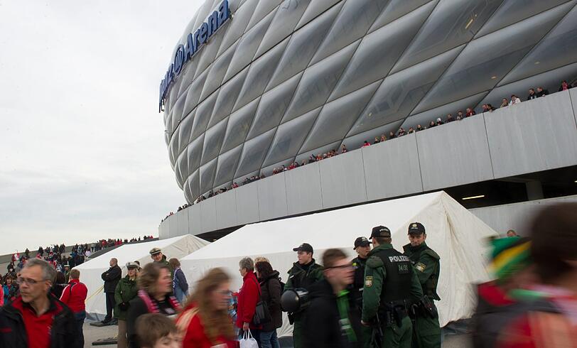 Die Frankfurt-Fans sind nach der Partie ihrer Eintracht am Samstag in der Allianz Arena sauer: Einige Fans mussten sich bei den Sicherheitskontrollen vor der Partie fast vollständig entkleiden &ndash; obwohl es sich bei dem Spiel nicht einmal um ein &bdquo;Risikospiel&ldquo; gehandelt habe, sagen Anwälte.