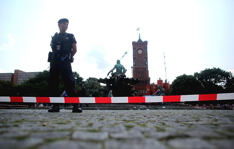 Am Roten Rathaus in Berlin ist ein Mann ums Leben gekommen. Er hatte zuvor einen Polizisten mit einem Messer bedroht und sich selbst verletzt.