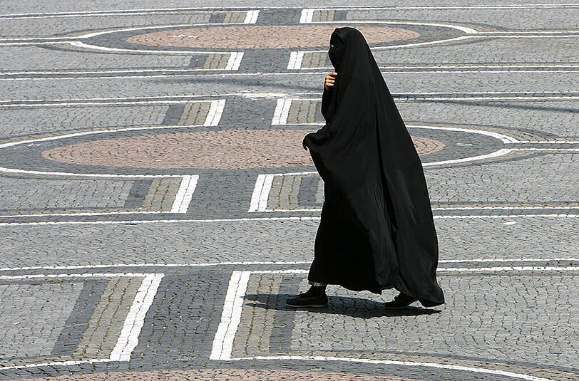 Kann die Burka weiterhin in der Öffentlichkeit getragen werden, so wie hier auf dem Münchner Odenonsplatz. Darüber diskutiert die CDU kommende Woche.