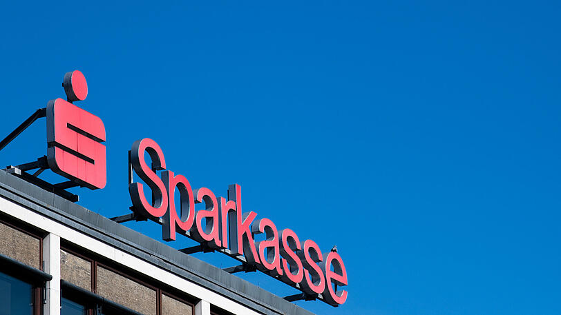 Betroffene Sparkassenkunden sollen sich wehren, rät die Verbraucherzentrale.