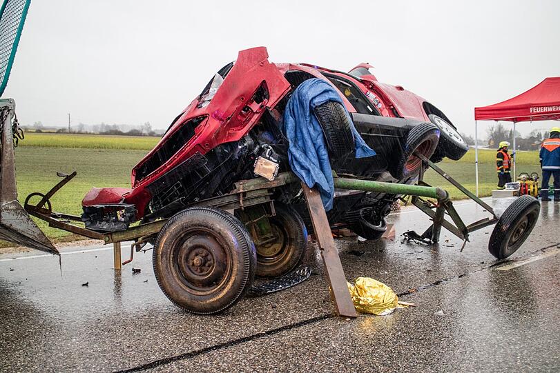 Der Ford krachte von hinten in einen einbiegenden Traktor, es wurden zwei Menschen verletzt.