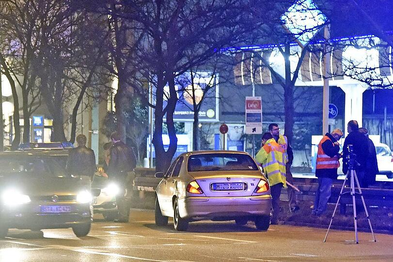 Unfallstelle Tegernseer Landstraße: Am Dienstagabend kollidierte dort ein Lkw mit einem Auto.