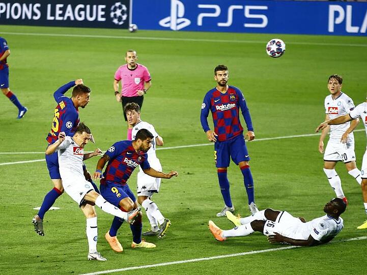 Barcelonas Clement Lenglet (2.vl) erzielt das Tor zum 1:0.