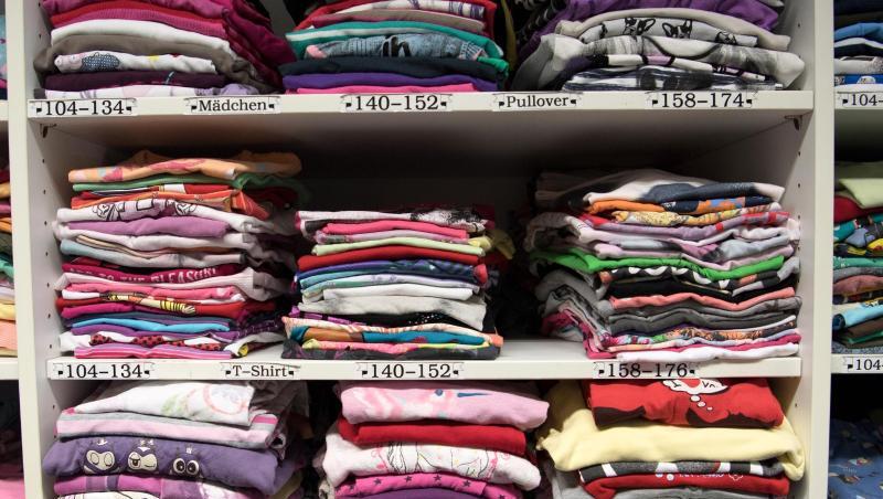 Kleidung liegt in den Regalen einer Kleiderkammer. Foto: Ralf Hirschberger/dpa-Zentralbild/dpa/Archivbild Kleidung liegt in den Regalen einer Kleiderkammer. Foto: Ralf Hirschberger/dpa-Zentralbild/dpa/Archivbild
