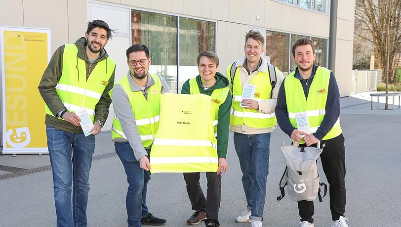 Hussam, Julian, Alex, Till, und Dario sind Impfguides.