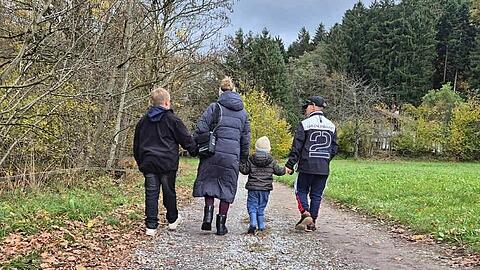 Mama Jasmin Lorenz mit ihren S&ouml;hnen Ben (l.), Samu (2. v. r.) und Vincent (r.)