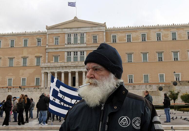 Am Rande einer Demonstration von rund 10 000
Menschen gegen das harte Sparprogramm der griechischen Regierung ist
es am Dienstag in Athen zu kleineren Zwischenfällen gekommen.