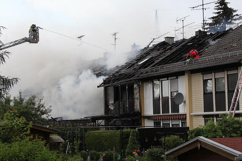 Rauchschwaden in Eiselfing: Ein Wohnhaus steht in Flammen.